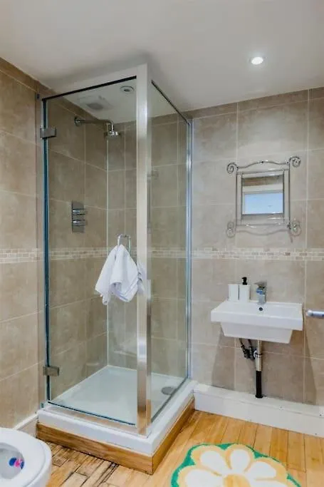 דירות קינגסטון אפון הול Platform Avenues 5 Bed House With Free Street Parking בריטניה