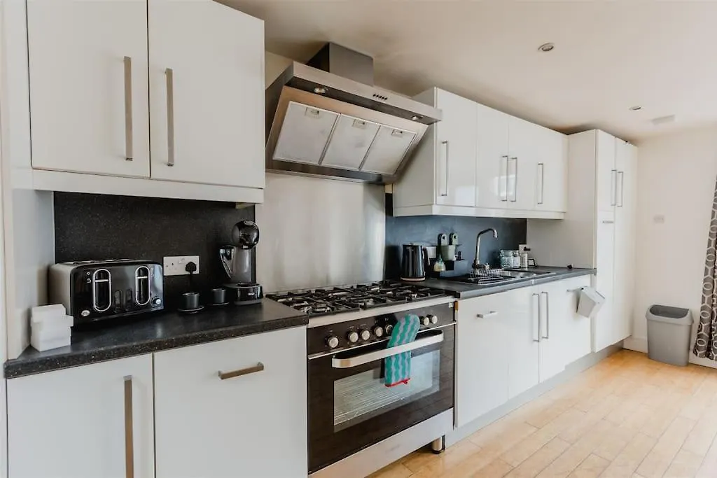 דירות קינגסטון אפון הול Platform Avenues 5 Bed House With Free Street Parking