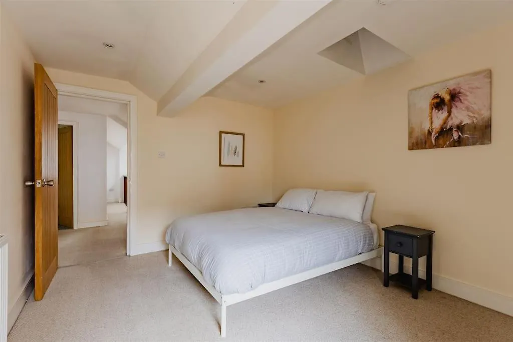 דירות קינגסטון אפון הול Platform Avenues 5 Bed House With Free Street Parking